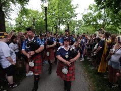 កងទ័ព Tartan ដើរក្បួនទៅកាន់ហ្គេម Red Sox ក្នុងទីក្រុង Boston ខណៈដែលមនុស្សរាប់ពាន់នាក់បានចេញមកសម្រាប់ជ័យជម្នះស៊េរីពិភពលោក