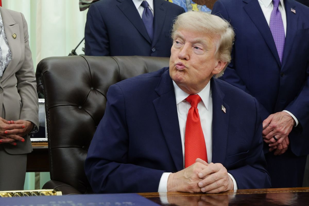 លោកប្រធានាធិបតី Donald Trump សម្លឹងមើលក្នុងអំឡុងពេលពិធីចុះហត្ថលេខាលើសេចក្តីប្រកាសមួយនៅក្នុងការិយាល័យ Oval Office នៃសេតវិមាន 