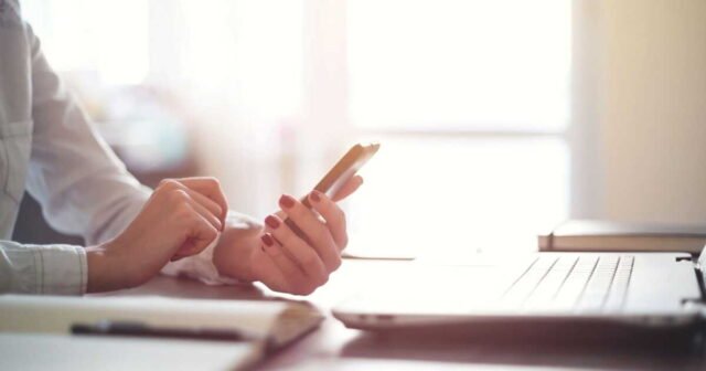 1781489291_licencie-pour-avoir-envoye-des-sms-a-sa-femme-enceinte-votre-employeur-peut-il-interdire-votre-telep.jpeg