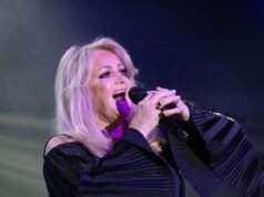 តារាចម្រៀង Bonnie Tyler ភ្ញាក់ពីដំណេក ប៉ុន្តែស្ថានភាពរបស់នាងនៅតែគួរឲ្យព្រួយបារម្ភ