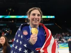Hilary Knight កំពុងធ្វើដំណើរទៅកាន់ Hockeytown ដែលជាផ្នែកមួយនៃកិច្ចព្រមព្រៀងចុះហត្ថលេខា និងពាណិជ្ជកម្ម PWHL រវាងក្រុង Detroit និង Las Vegas