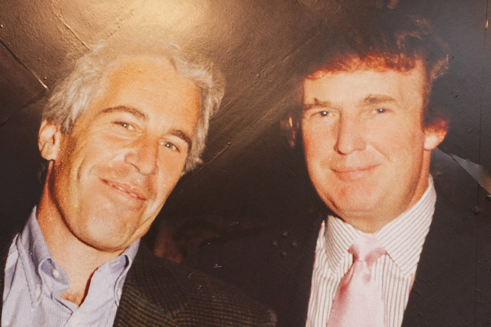 Jeffrey Epstein ហាក់ដូចជាបានសរសេរការប៉ុនប៉ងចុងក្រោយដើម្បីផ្តល់ឱ្យរដ្ឋអាជ្ញាសហព័ន្ធនូវព័ត៌មានអំពី Donald Trump បន្ទាប់ពីជនល្មើសផ្លូវភេទត្រូវបានចាប់ខ្លួនពីបទជួញដូរមនុស្សសហព័ន្ធក្នុងឆ្នាំ 2019 ។