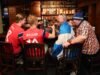 ពិធីជប់លៀង Tartan Army ជាមួយអ្នកគាំទ្រន័រវេសនៅទីក្រុងបូស្តុន ខណៈដែលពួកគេទាំងពីររីករាយនឹងការប្រកួតបាល់ទាត់ពិភពលោកលើកដំបូងក្នុងរយៈពេល 28 ឆ្នាំ។