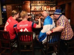 ពិធីជប់លៀង Tartan Army ជាមួយអ្នកគាំទ្រន័រវេសនៅទីក្រុងបូស្តុន ខណៈដែលពួកគេទាំងពីររីករាយនឹងការប្រកួតបាល់ទាត់ពិភពលោកលើកដំបូងក្នុងរយៈពេល 28 ឆ្នាំ។