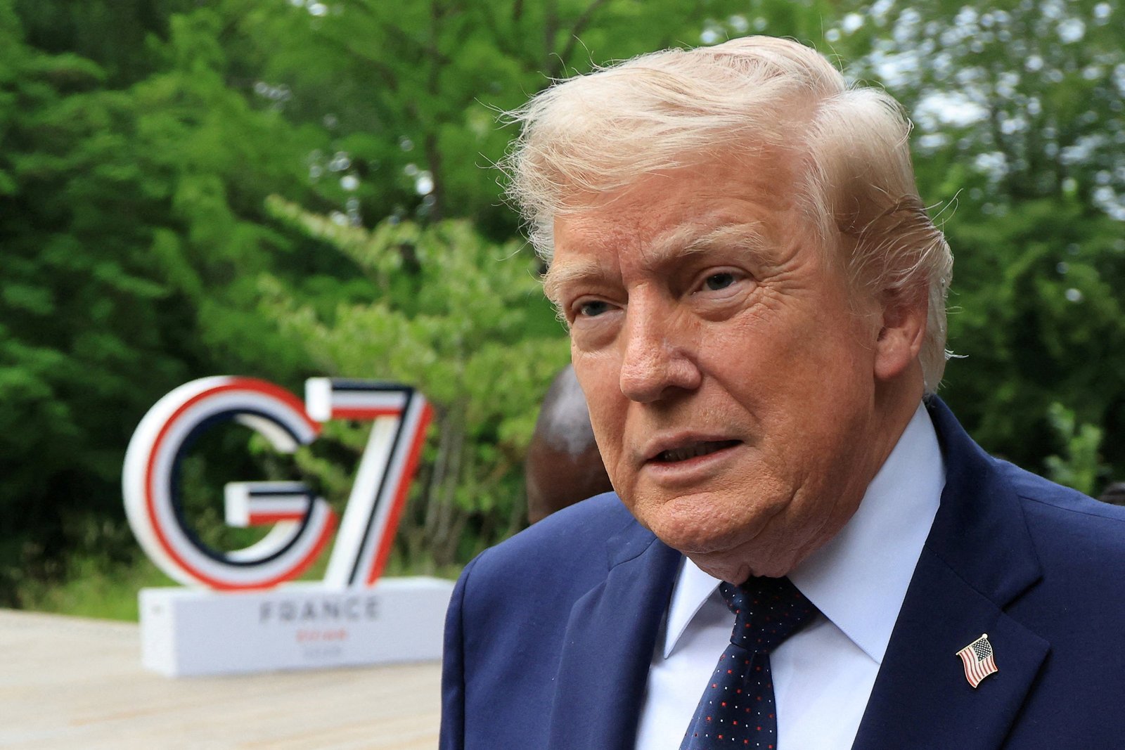 លោក​ប្រធានាធិបតី Donald Trump មក​ដល់​សម្រាប់​ការ​ប្រគុំ​តន្ត្រី​នៅ​មុន​ពេល​ទទួល​ទាន​អាហារ​ពេល​ល្ងាច​នៅ​កិច្ច​ប្រជុំ​កំពូល G7 នៅ​ថ្ងៃ​ទី ១៦ ខែ​មិថុនា នៅ​ទីក្រុង Evian-les-Bains ប្រទេស​បារាំង។