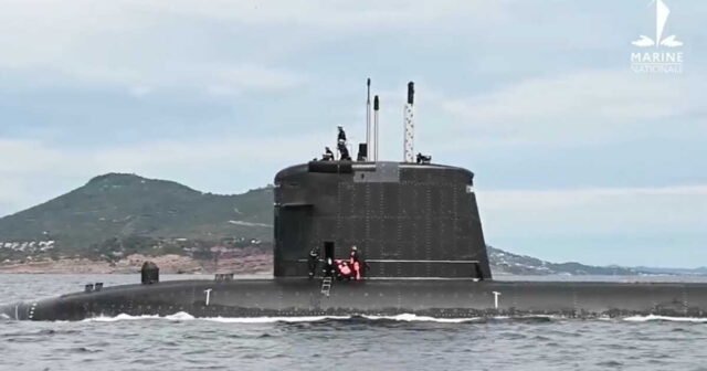 1781695032_le-sous-marin-nucleaire-d-attaque-perle-qui-a-parcouru-46-fois-la-terre-tire-sa-reverence.jpg