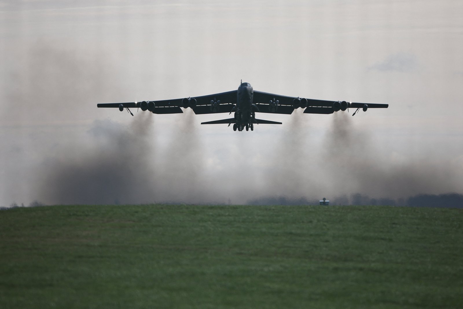 យន្តហោះទម្លាក់គ្រាប់បែក B-52 Stratofortress គឺជាយន្តហោះទម្លាក់គ្រាប់បែកធុនធ្ងន់រយៈចម្ងាយឆ្ងាយ ដែលអាចហោះហើរក្នុងល្បឿនខ្ពស់រហូតដល់ 50,000 ហ្វីតនៅលើអាកាស នេះបើយោងតាមកងទ័ពអាកាស។