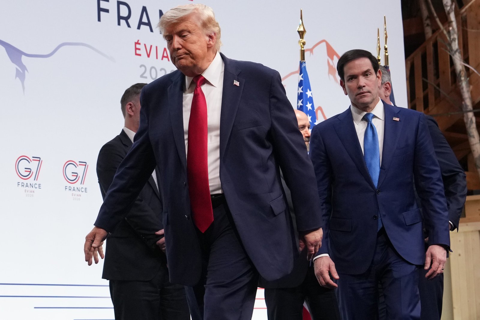 លោក Donald Trump ត្រូវបានអមដោយសមាជិកជាន់ខ្ពស់មួយចំនួននៃរដ្ឋាភិបាលរបស់គាត់នៅក្នុងប្រទេសបារាំង រួមទាំង Marco Rubio និង Scott Bessent ផងដែរ។