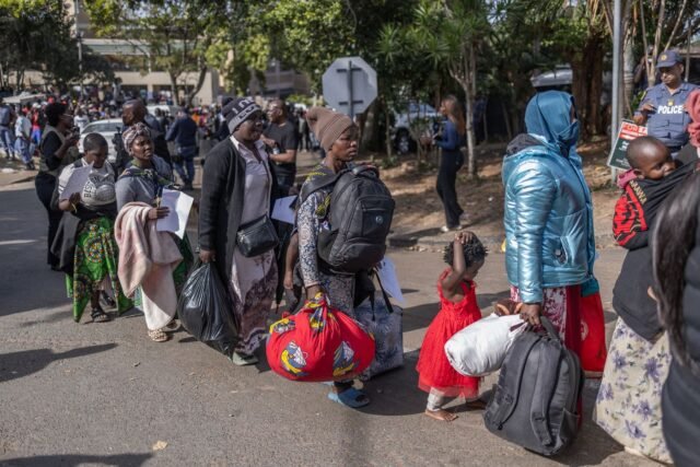 1781736548_2465081-des-migrants-font-la-queue-pour-monter-a-bord-du-p.jpg