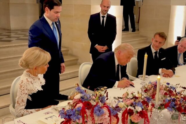 1781828877_2466614-le-president-americain-donald-trump-signe-le-proto.jpg