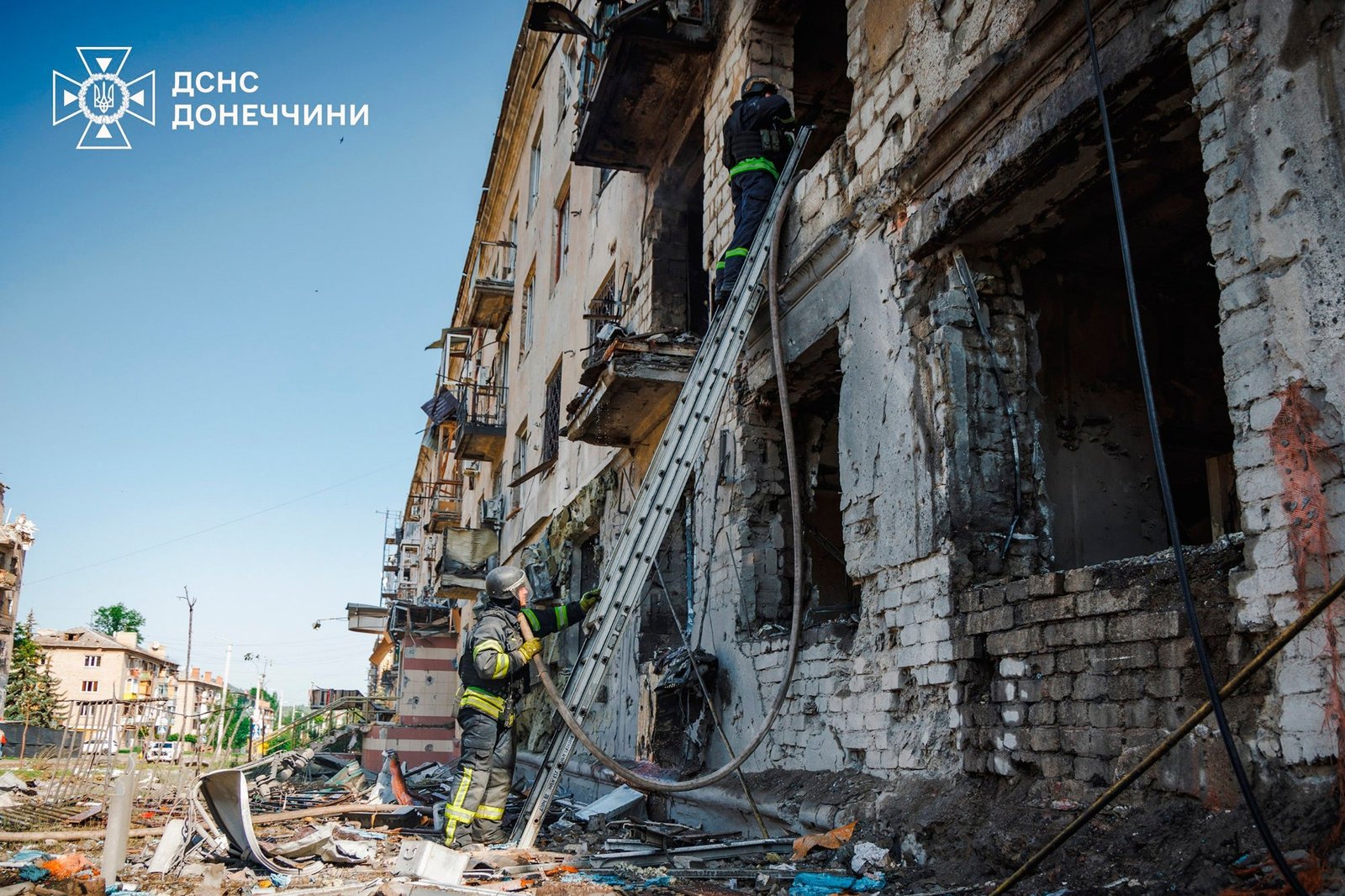 ក្រុម​អ្នក​ជួយ​សង្គ្រោះ​កំពុង​ធ្វើ​ការ​ដើម្បី​ពន្លត់​ភ្លើង​បន្ទាប់​ពី​ការ​វាយ​ប្រហារ​តាម​អាកាស​របស់​រុស្ស៊ី​នៅ​ក្នុង​ក្រុង Kramatorsk