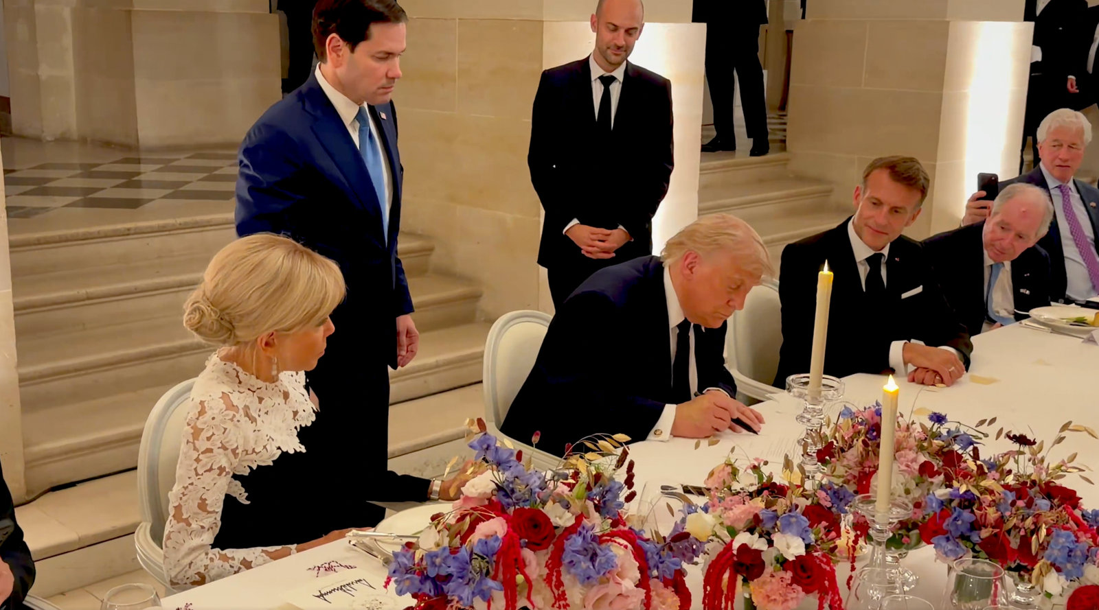 កាលពីថ្ងៃពុធ លោក Trump បានចុះហត្ថលេខាលើអនុស្សរណៈយោគយល់គ្នាជាមួយប្រទេសអ៊ីរ៉ង់នៅទីក្រុង Versailles ជាមួយប្រធានាធិបតីបារាំង Emmanuel Macron