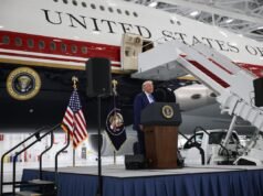 លោក Trump អួតអំពីពណ៌ចម្រុះ Air Force One របស់គាត់នៅពេលគាត់បង្ហាញយន្តហោះតម្លៃ 400 លានដុល្លារពីកាតា