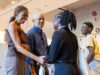 Barack និង Michelle Obama បង្ហាញខ្លួនដ៏ភ្ញាក់ផ្អើលក្នុងការបើកមជ្ឈមណ្ឌលប្រធានាធិបតី