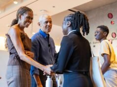Barack និង Michelle Obama បង្ហាញខ្លួនដ៏ភ្ញាក់ផ្អើលក្នុងការបើកមជ្ឈមណ្ឌលប្រធានាធិបតី