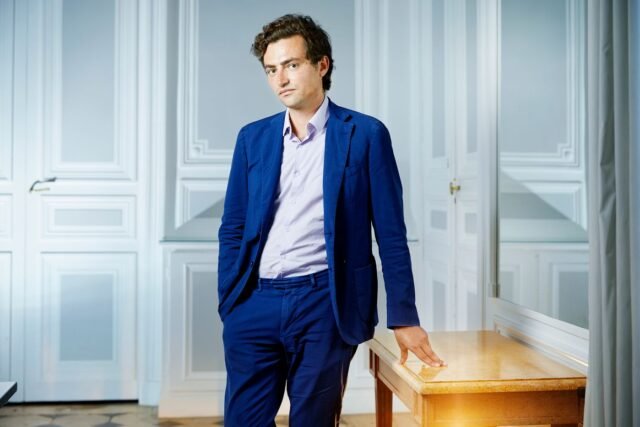 1781931598_2464901-nathan-devers-philosophe-dans-les-locaux-de-son-ed.jpg