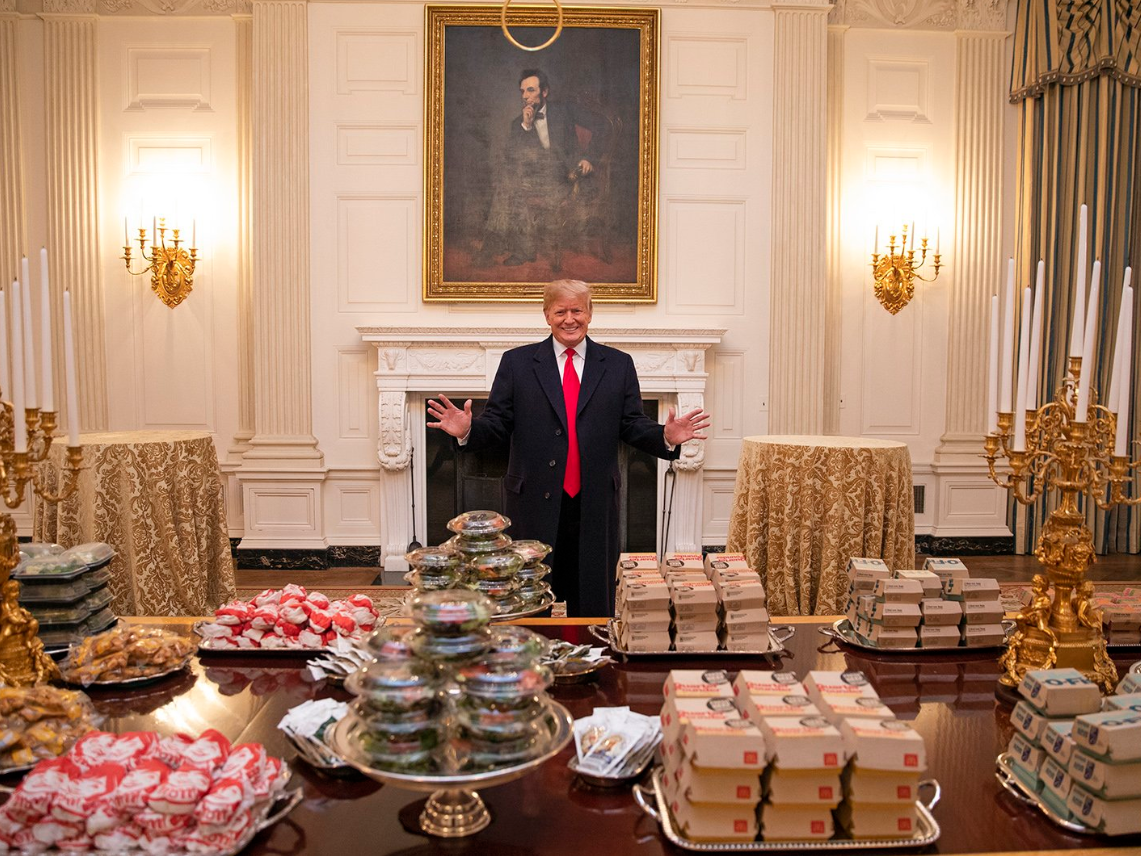 ប្រធានាធិបតី Trump ជារឿយៗមិនអើពើនឹងដំបូន្មានរបស់រដ្ឋបាលរបស់គាត់ស្តីពីការបរិភោគអាហារដែលមានសុខភាពល្អ