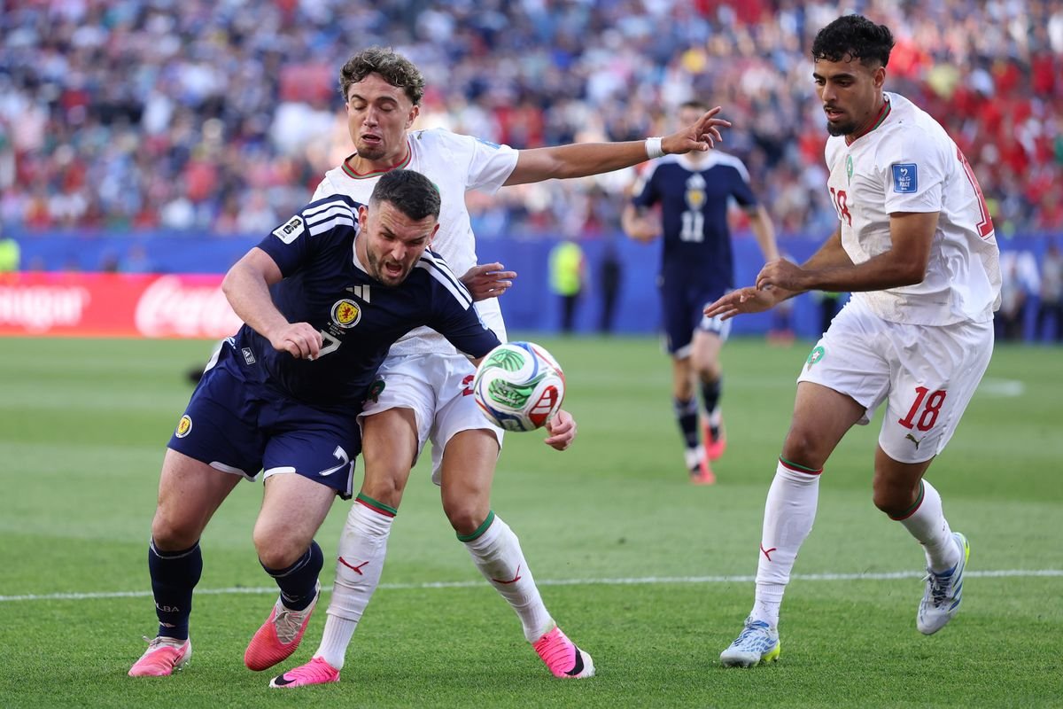 John McGinn មក​ពី​ប្រទេស​ស្កុតឡែន​ត្រូវ​បាន Neil El Aynaoui ប្រជែង