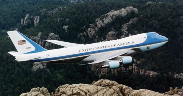 1782015125_un-air-force-one-l-avion-presidentiel-americain-tire-sa-reverence-quel-est-l-avion-qui-va-le-remplac.jpeg