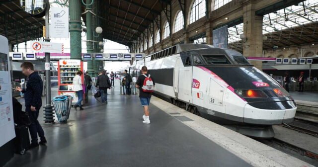 1782057898_le-reseau-ferroviaire-francais-est-fortement-affecte-par-la-canicule-les-personnes-vulnerables-incit.jpeg