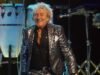 Rod Stewart ត្រូវបានផ្តល់អុកស៊ីសែននៅលើឆាកបន្ទាប់ពី “ស្ទើរតែដួលសន្លប់” នៅឯការប្រគុំតន្ត្រីនៅសហរដ្ឋអាមេរិក