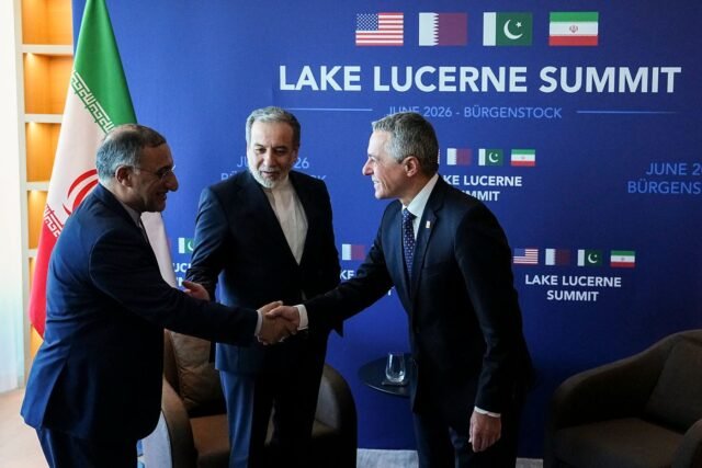 1782114299_2469108-un-membre-de-la-delegation-iranienne-serre-la-main.jpg