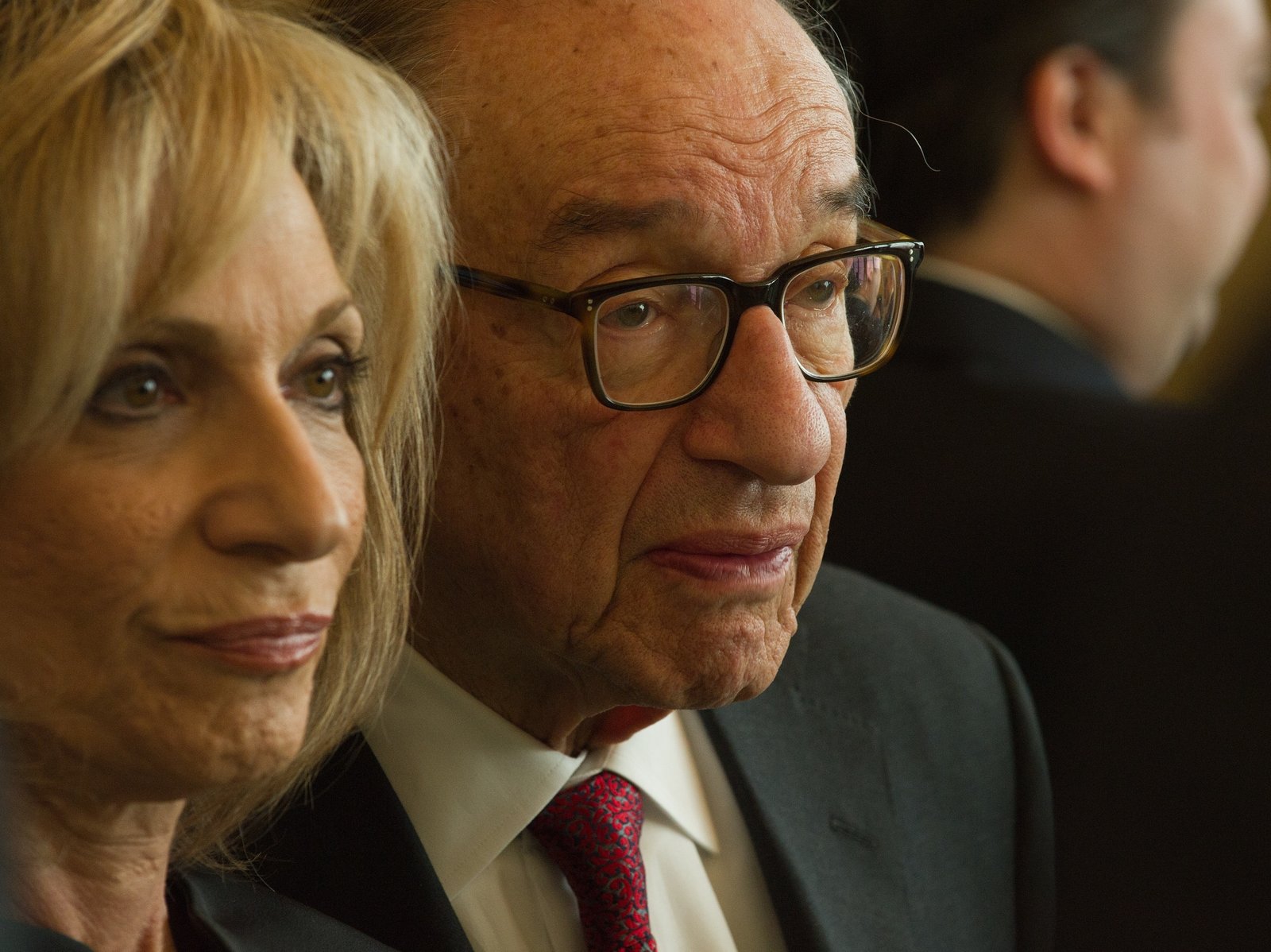 អតីតប្រធាន Fed លោក Alan Greenspan និងភរិយា អ្នកកាសែតទូរទស្សន៍ Andrea Mitchell ចូលរួមពិធីទទួលស្វាគមន៍ជាមួយនាយករដ្ឋមន្ត្រីជប៉ុន Yoshihiko Noda នៅស្ថានទូតជប៉ុនក្នុងទីក្រុង Washington, DC នៅថ្ងៃទី 29 ខែមេសា ឆ្នាំ 2012។