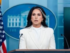 តើ Tulsi Gabbard ស្ថិតនៅក្រោមឥទ្ធិពលនៃការគោរពមួយ? ទំនាក់ទំនងចម្លែករបស់គាត់ជាមួយគ្រូ – L’Express
