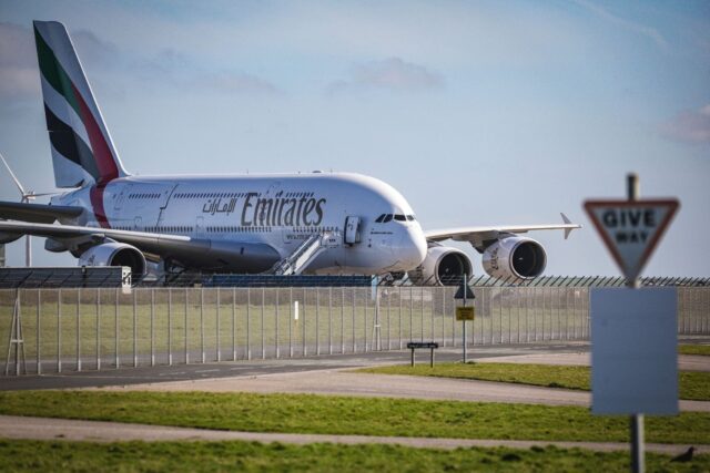 1782242996_2471066-un-airbus-a380-de-la-compagnie-emirates-sur-le-tar.jpg