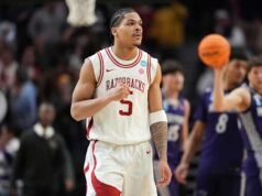Sacramento Kings ជ្រើសរើសឆ្មាំ Arkansas ដែលជាជនជាតិដើមនៅទីក្រុង Detroit Darius Acuff Jr. ជាមួយនឹងការជ្រើសរើសលេខ 7 នៅក្នុងសេចក្តីព្រាង NBA ឆ្នាំ 2026
