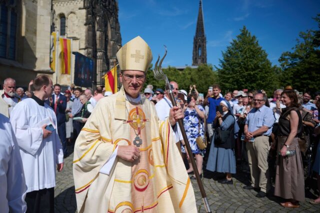 1782263399_2470912-lors-de-la-ceremonie-d-installation-de-mgr-heiner-.jpg