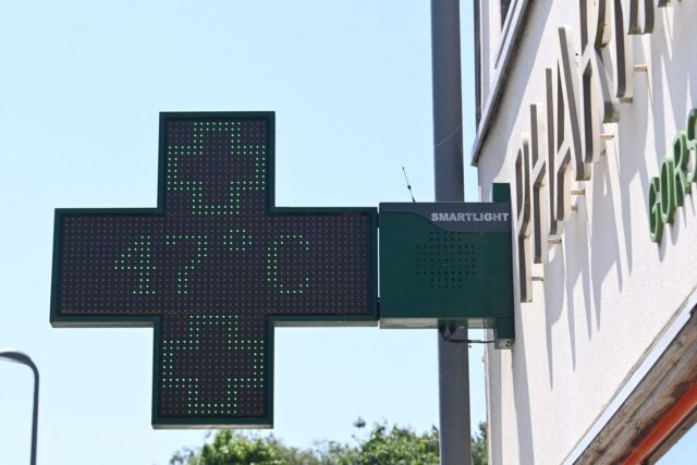 1782282364_2471277-la-temperature-affichee-sur-la-pharmacie-de-pleybe.jpg