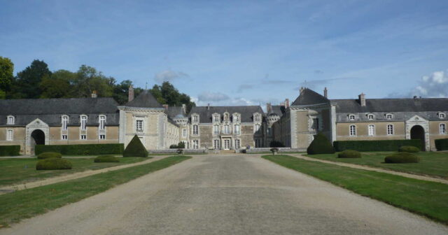 1782304195_immobilier-un-joyau-du-patrimoine-francais-surnomme-le-petit-versailles-de-l-anjou-est-a-vendre-pour.jpeg