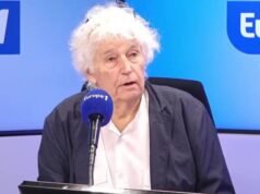 Jean-Jacques Annaud ប្រាប់ពីរបៀបដែលគាត់ត្រូវបានវាយប្រហារដោយខ្លាឃ្មុំខណៈពេលកំពុងថតខ្សែភាពយន្តរបស់គាត់។