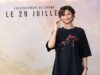 នៅទីក្រុងប៉ារីស Zendaya ធ្វើឱ្យមានការរំជើបរំជួលជាមួយនឹងអាវយឺត 35 ដុល្លារដើម្បីផ្សព្វផ្សាយពីងពាង