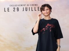 នៅទីក្រុងប៉ារីស Zendaya ធ្វើឱ្យមានការរំជើបរំជួលជាមួយនឹងអាវយឺត 35 ដុល្លារដើម្បីផ្សព្វផ្សាយពីងពាង