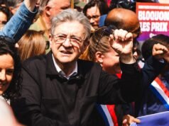 Mélenchon គឺជាគោលដៅរបស់ក្រុមវិចារណកថា “ខុស” នៅ “វប្បធម៌បារាំង” ហើយវិទ្យុសូមអភ័យទោសដោយផ្នែក