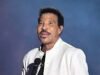 ដំណើរកម្សាន្តរបស់ Lionel Richie ត្រូវបានលុបចោលនៅយប់ដំបូង បន្ទាប់ពីគាត់ត្រូវបានបង្ខំឱ្យចាកចេញពីឆាកពាក់កណ្តាលការសម្តែង។