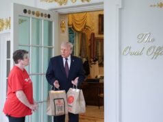 លោក Trump ខឹងយ៉ាងខ្លាំងដែលការងប់ងល់ញ៉ាំអាហារពេលយប់របស់គាត់បានលេចចេញជារូបរាងដែលគាត់បានចេញបទបញ្ជាប្រតិបត្តិថ្មីរបស់សេតវិមាន៖ របាយការណ៍