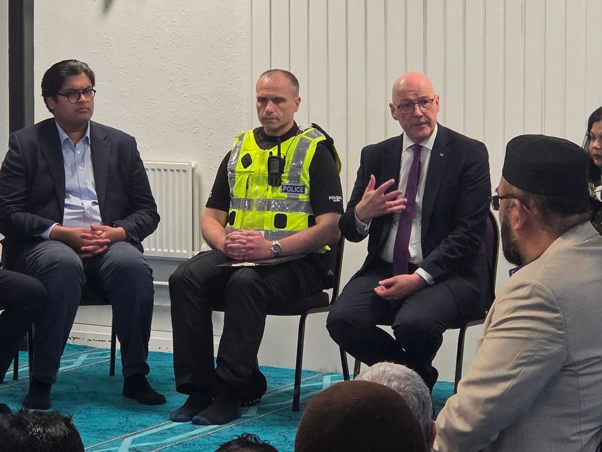 រដ្ឋមន្ត្រីទីមួយ John Swinney និងអគ្គនាយក Neil Wilson ក្នុងអំឡុងពេលធ្វើទស្សនកិច្ចទៅកាន់វិហារអ៊ីស្លាម Broomhouse ក្នុង Edinburgh ។