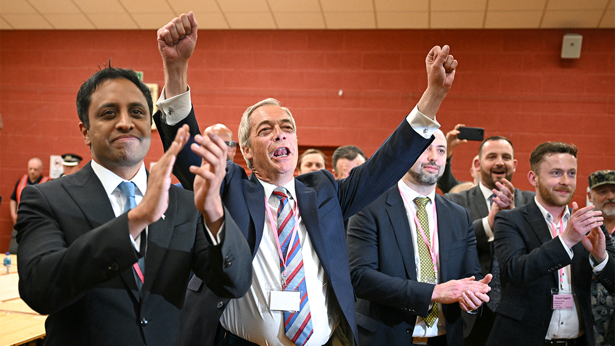 Nigel Farage អបអរជាមួយអ្នកគាំទ្រនៅកីឡដ្ឋាន DCBL ក្នុងទីក្រុង Widnes