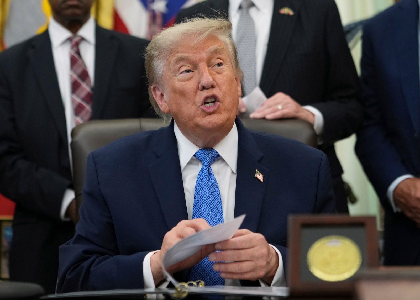 ប្រធានាធិបតី Donald Trump ដើមឡើយបានសន្យាថា ការជួសជុលទង់ជាតិអាមេរិក Blue Flag Blue របស់គាត់នឹងចំណាយពេលមួយសប្តាហ៍ ហើយចំណាយតិចជាង 2 លានដុល្លារ ប៉ុន្តែកំណត់ត្រារបស់សហព័ន្ធបង្ហាញថា វិក័យប័ត្រនេះបានកើនឡើងដល់ជាង 14 លានដុល្លារ។