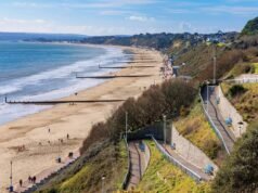 អ្នកលេងឆ្នេរក្នុងទីក្រុង Bournemouth មើលដោយរន្ធត់ ខណៈបុរសម្នាក់បានស្លាប់បន្ទាប់ពីធ្លាក់ពីច្រាំងថ្មចម្ងាយ ៣០ ម៉ែត្រ