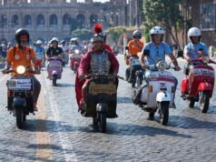 ជាង 15,000 Vespas វាយលុកទីក្រុងរ៉ូមខណៈដែលម៉ូតូស្កូតឺដ៏ល្បីល្បាញប្រារព្ធខួបរបស់ខ្លួន។