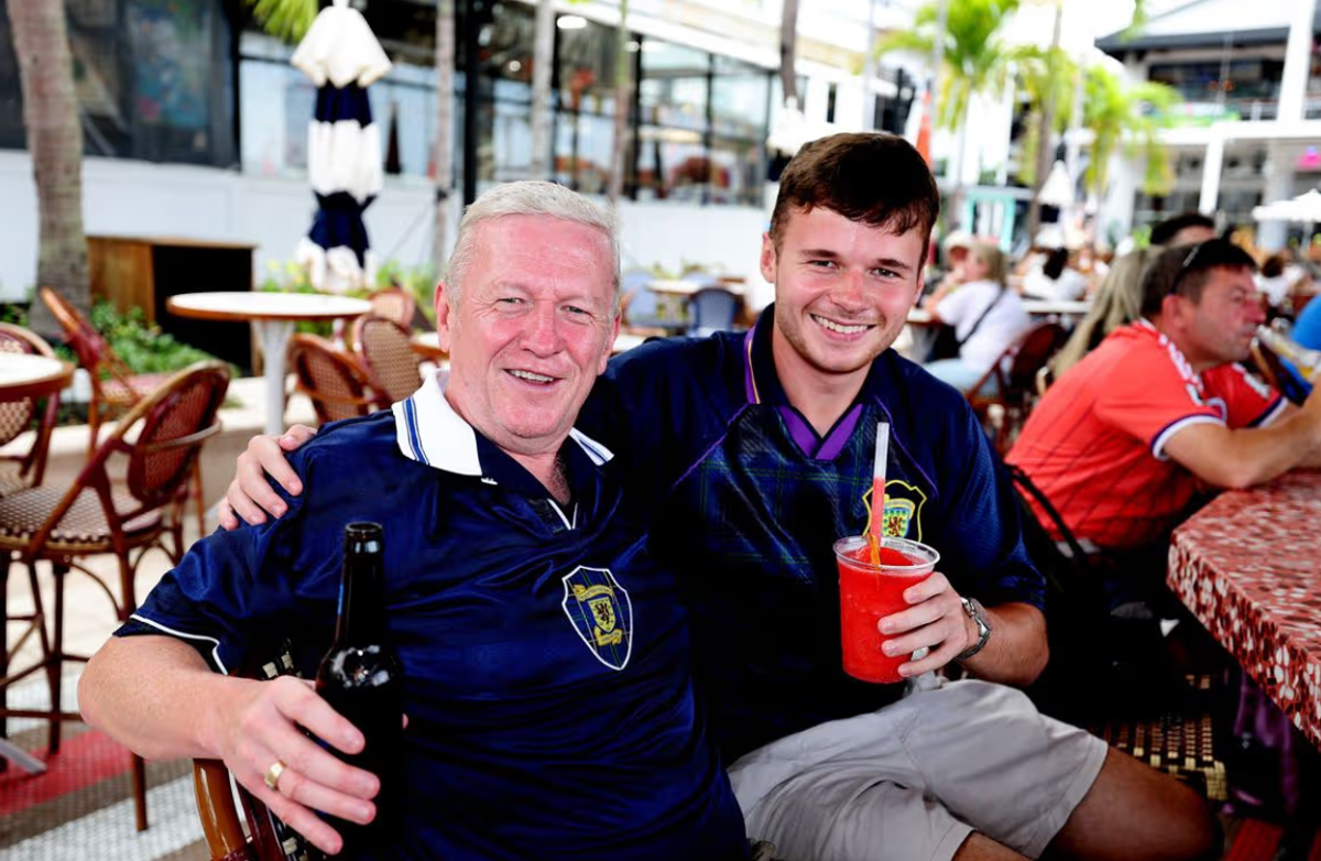 Scott Strachan អាយុ 55 ឆ្នាំ និង Scott Jr. អាយុ 25 ឆ្នាំ។