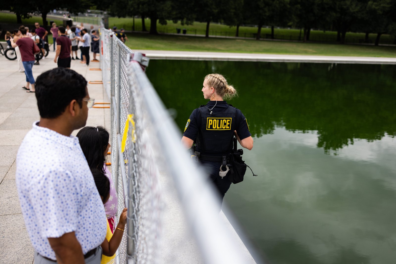 ទីតាំងនៃអាង Lincoln Memorial Reflecting Pool ក្នុងទីក្រុង Washington DC បានក្លាយជាកន្លែងសុវត្ថិភាព ខណៈដែលអ្នកធ្វើដំណើរឆ្លងកាត់ត្រូវបានរារាំងមិនឱ្យប៉ះ ឬចូលទៅជិតទឹកនៃអាង។
