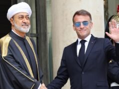 ហេតុអ្វីបានជា Emmanuel Macron ដកវ៉ែនតារបស់គាត់ចេញ ដើម្បីស្វាគមន៍ស្តេចស៊ុលតង់នៃប្រទេសអូម៉ង់
