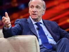 ស្ថាបនិក Bridgewater លោក Ray Dalio បានចាប់ផ្តើមវិនិយោគបន្ទាប់ពីធ្វើការជាឆ្មាំសម្រាប់ពាណិជ្ជករ Wall Street