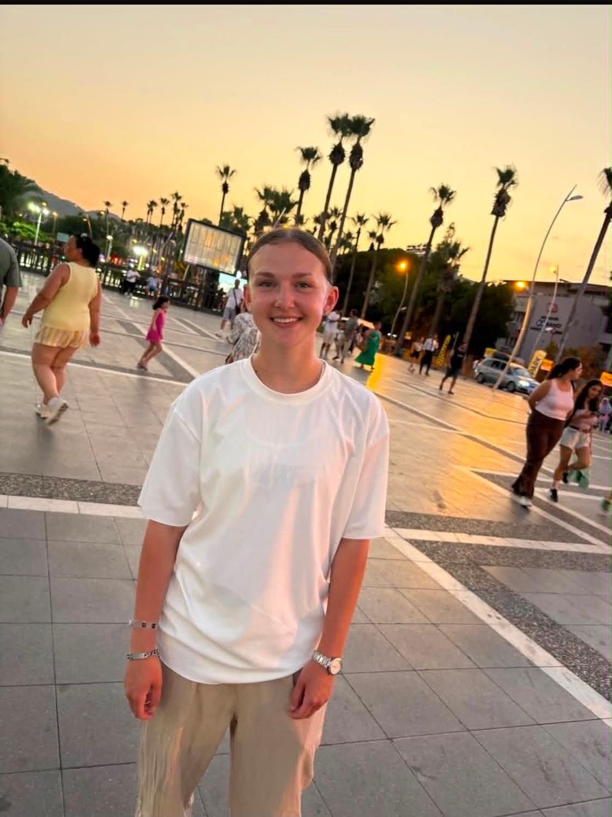 Taylor ញញឹមនៅ Magaluf