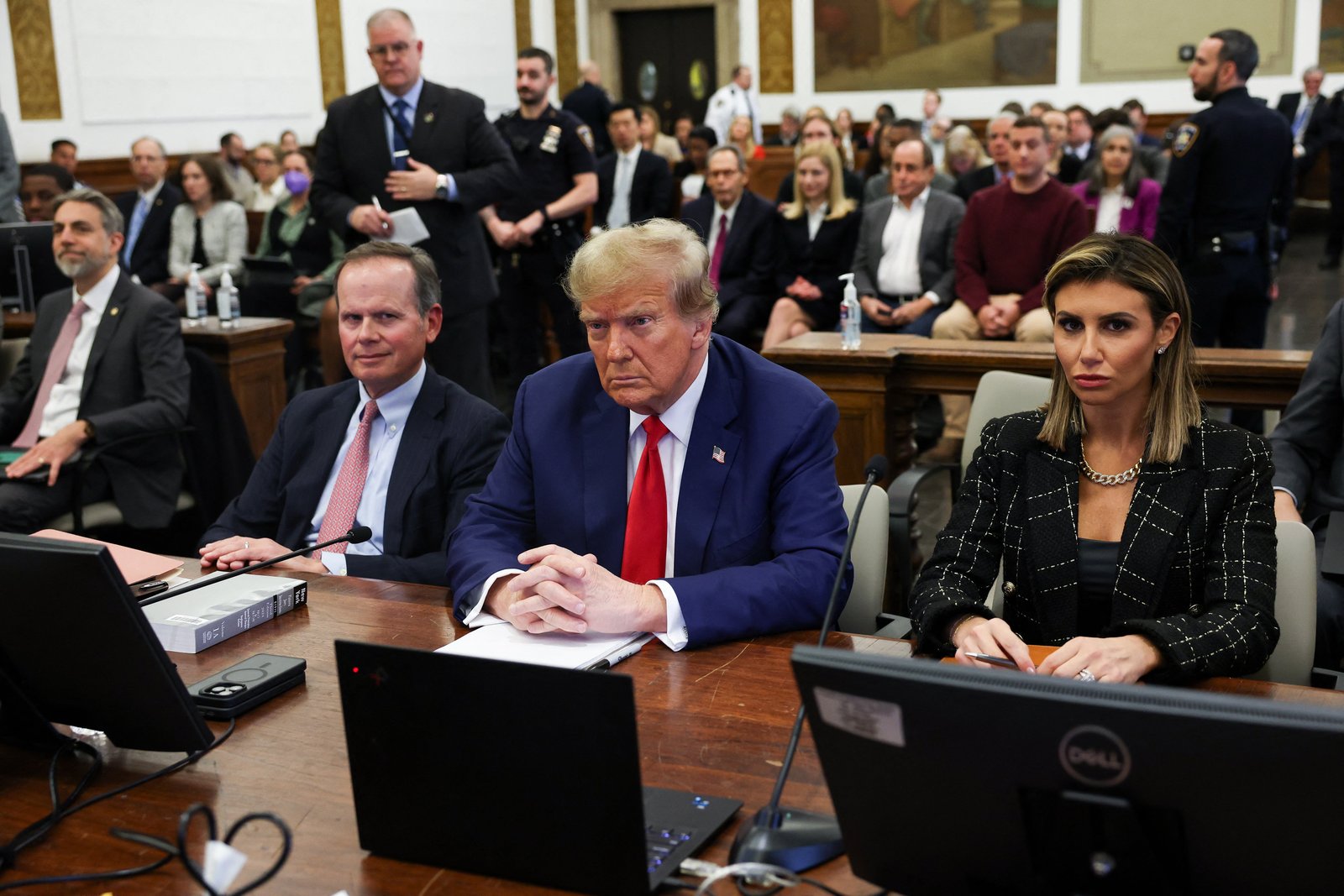 លោក Trump បានចាប់ផ្តើមការតវ៉ាដ៏វែងមួយប្រឆាំងនឹង Engoron និងករណីប្រឆាំងនឹងគាត់នៅក្នុងសេចក្តីថ្លែងការណ៍បិទរបស់គាត់នៅក្នុងការកាត់ក្តីលើគម្រោងការក្លែងបន្លំរយៈពេលជាច្រើនឆ្នាំរបស់អាណាចក្រអចលនទ្រព្យរបស់គាត់។